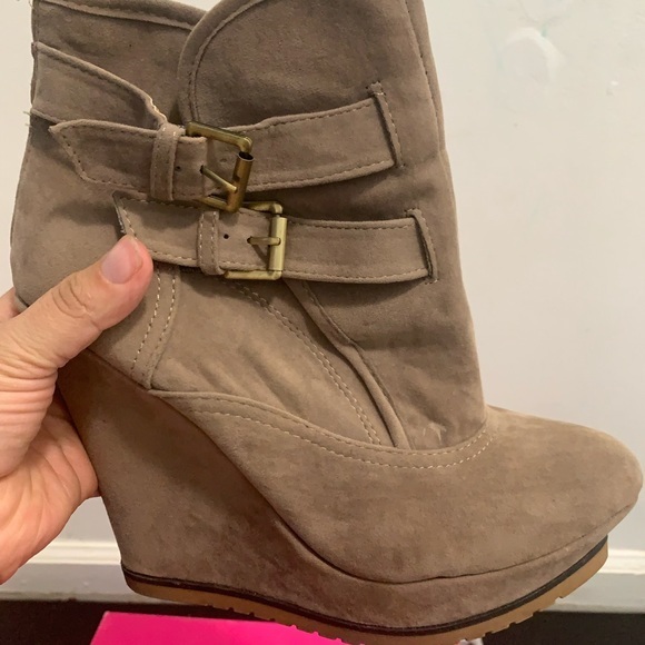 ShoeDazzle  JAIN beige booty size 9.5 - Picture 10 of 10
